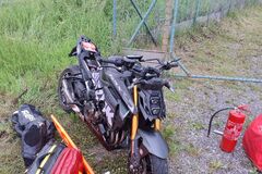 Nehoda motorky v Belej: motorkár vrazil do zvodidiel