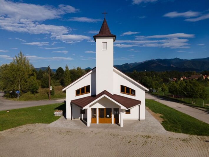 Posvätenie Kostola Božského Srdca Ježišovho v Mojšovej Lúčke bolo radostnou a dôstojnou oslavou nového miesta, v ktorom sa veriaci stretávajú so živým Bohom.