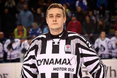 Hokejový rozhodca Oto Durmis: Hráči na nás skúšajú rôzne ťahy 