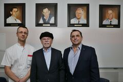 Chirurgické oddelenie v Žiline zdobia portréty všetkých primárov vďaka Františkovi Muchovi