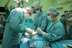 Inde na Slovensku ju nenájdete: Unikátna technológia magnéziového implantátu pomáha pacientom žilinskej ortopédie