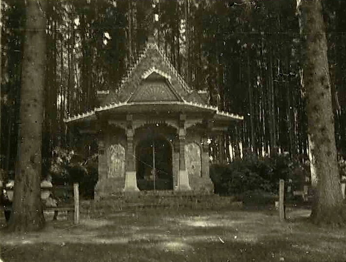 Po roku 1949 sa kaplnka nevyužívala a začala pustnúť. Fotka pochádza z roku 1956.