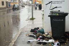 Použité šatstvo skončilo v daždi na chodníku