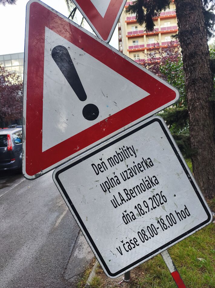 Čas uzávery je od 7:00 do 19:00, nie ten, ktorý je na značke na foto