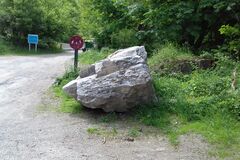 Pozor na padajúce skaly vo Višňovom
