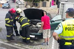 Duchaprítomná hliadka mestskej polície hasila horiace auto