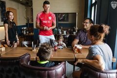 Vlastný hamburger i netradiční čašníci: Šošoni prispeli na dobrú vec