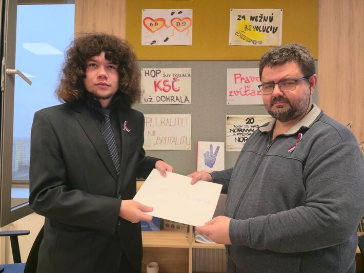 Jakub Filek odovzdáva list tajomníkovi Ministerstva školstva SR.