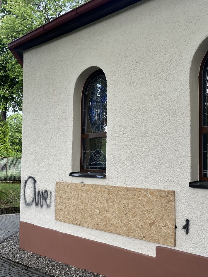 V máji tohto roku kostol posprejovali nepekným nápisom.