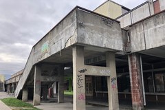 Vlčinčiarov trápi parkovisko, neestetické objekty aj nebezpečná omietka