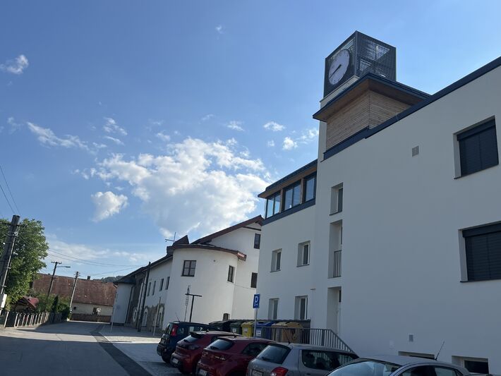 Vedľa obecného úradu sa nachádza prerobený kaštieľ zo 16. storočia.