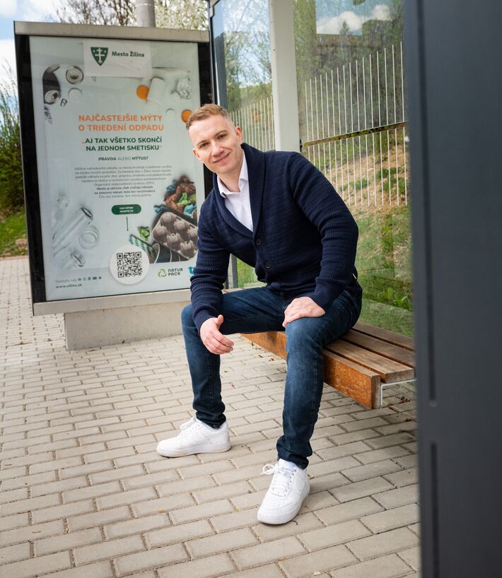 Až 120 úplne nových autobusových prístreškov pribudne vo všetkých žilinských mestských častiach. Prístrešky zaplatia reklamné agentúry, dohodu vyjednal Martin Kapitulík.