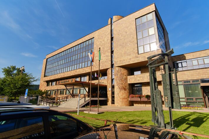 Ďalšia mestská budova bude energeticky sebestačná. Na streche mestkého úradu rastie fotovoltická elektráreň.