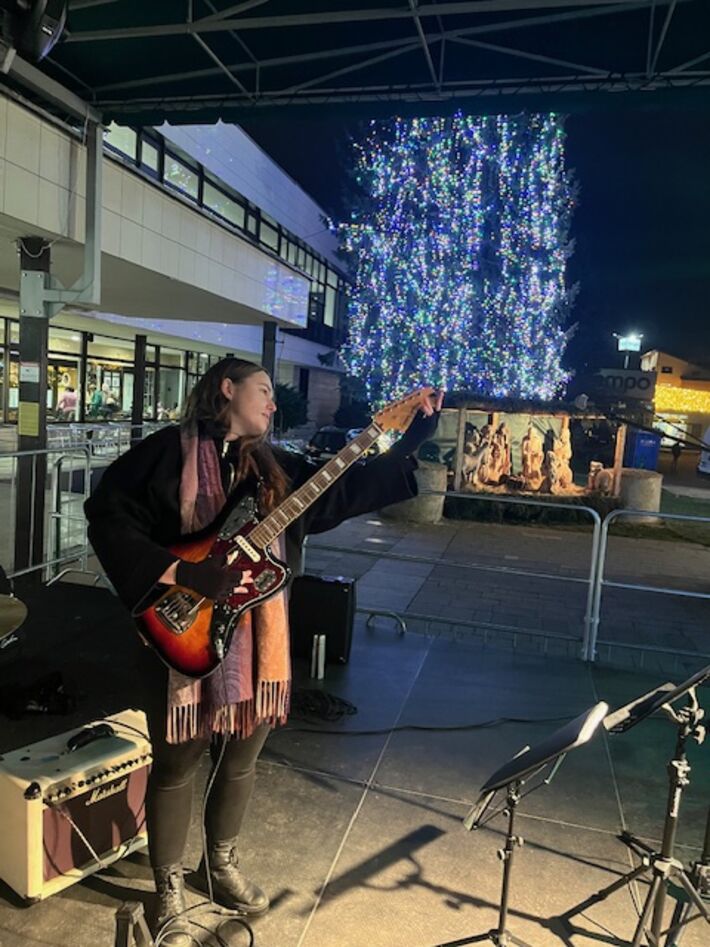 Gitaristka Dominika Bahýlová doplnila kapelu do finálnej podoby.