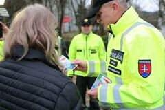 Vianočný darček pre slušných vodičov: polícia rozdáva žolíky pre odpustenie menšieho prehrešku
