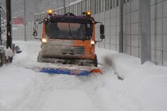 Prvé sneženie spustilo zimnú údržbu v celom Žilinskom kraji