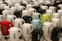 Nebezpečné lákadlá z online trhovísk: dTest odhalil vážne nedostatky lacných rýchlovarných kanvíc 