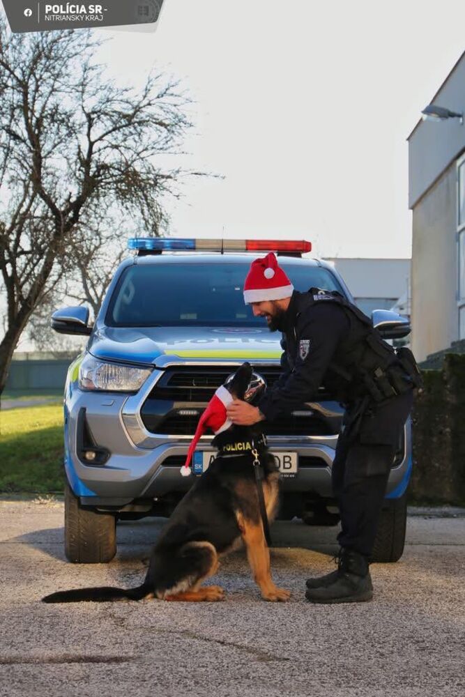 Sviatočnú službu mal aj policajný psovod Dominik spolu s jeho štvornohým parťákom Volvom.