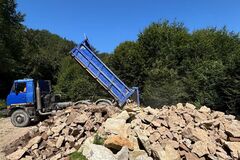 Problém, ktorý ich trápil dlhé mesiace, sa podarilo vyriešiť. Hričovský hrad získal materiál na ďalšiu obnovu