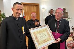 Pápež Lev XIV. vyznamenal dvoch slovenských kňazov. Medzi nimi je aj rodák zo Žiliny