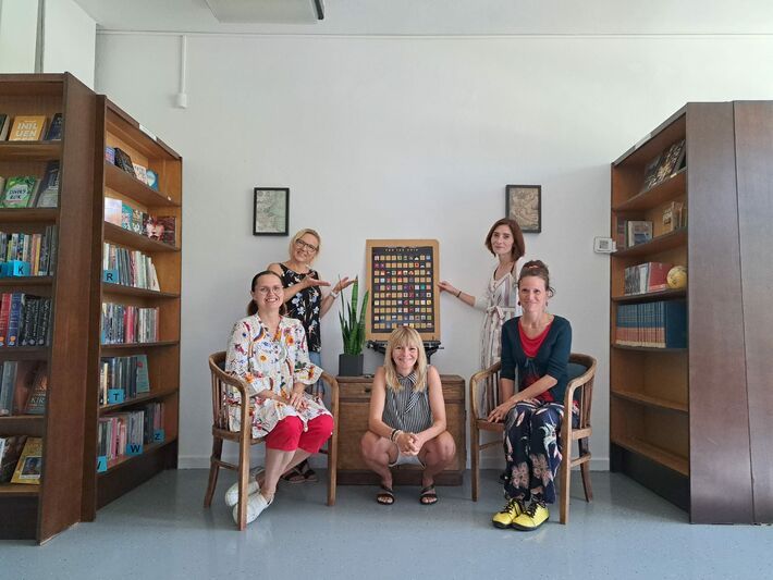 Riaditeľka knižnice (v strede) so svojím kolektívom a čitateľskou výzvou. 
