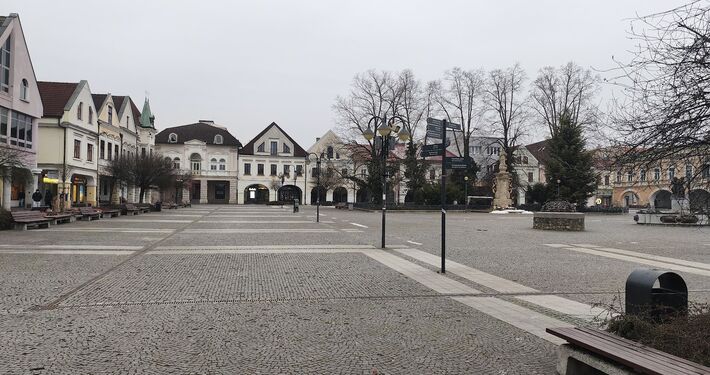 Dlažba v historickom centre je dlhodobo problémom. Mesto hovorí o „historickom dlhu“