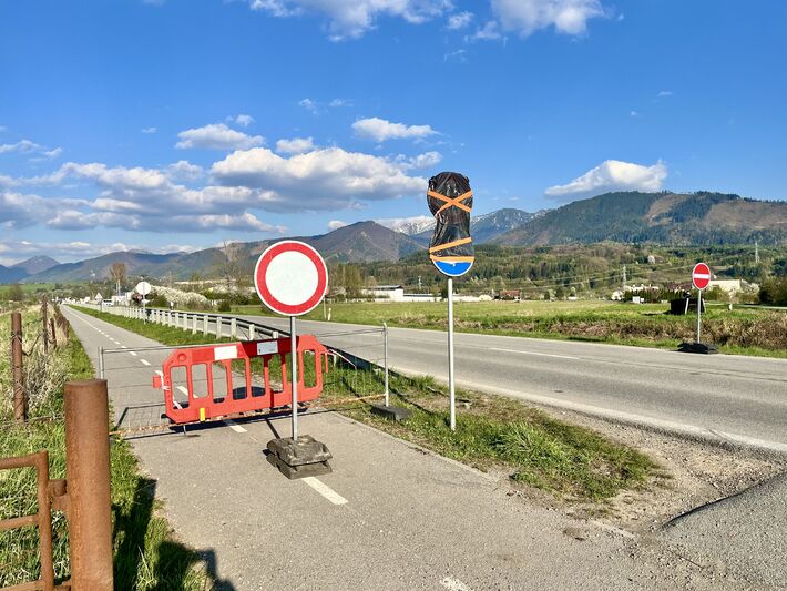 Po ceste poza Varín sa v týchto dňoch jazdí len v jednom smere.