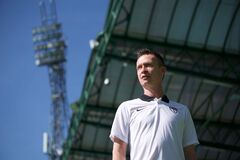 Šošoni znova stavili na českú cestu: Na lavičku zasadol neznámy Petr Ruman 