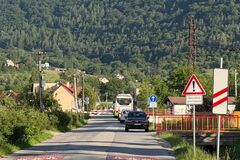 Obyvatelia Brodna tŕpnu pri železničnom priecestí: Dlhé čakania aj nevyspytateľné rampy