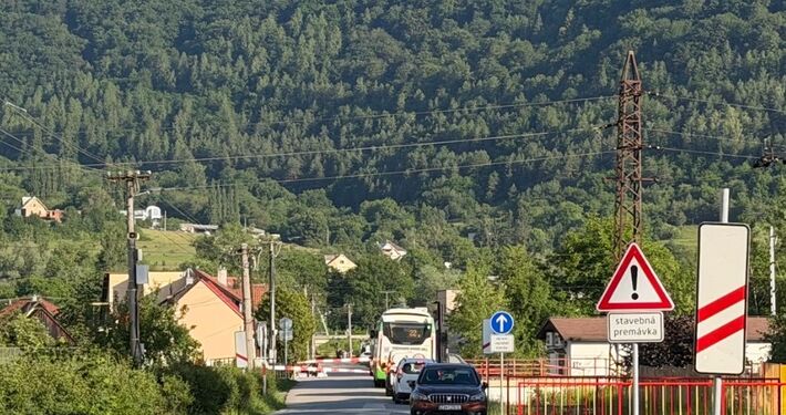 Obyvatelia Brodna tŕpnu pri železničnom priecestí: Dlhé čakania aj nevyspytateľné rampy