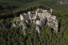 Obnova klenby pivnice pri kaplnke pokračuje, hrad Lietava ukrýva ďalšie historické vrstvy