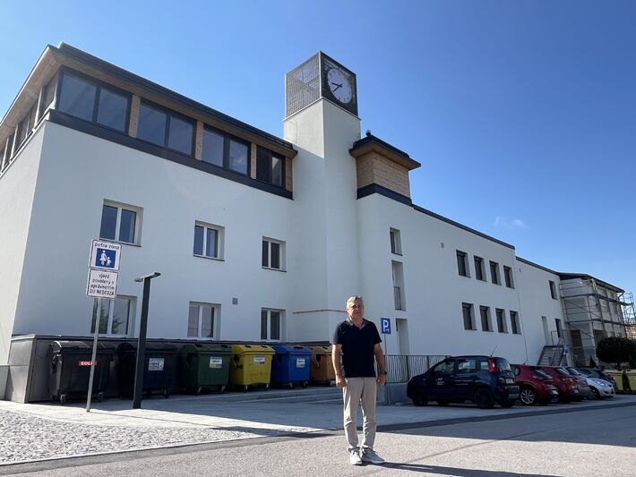 Novou dominantou obce sú veľké ciferníkové hodiny, ktoré možno vidieť aj z diaľky.