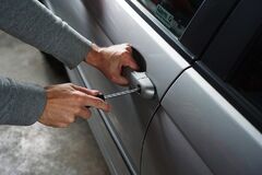 Zo zaparkovaného auta ukradol šperky v hodnote 300 eur