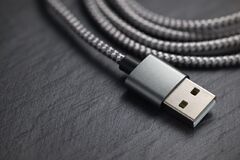 Ako výber USB kábla ovplyvňuje nabíjanie zariadenia? 