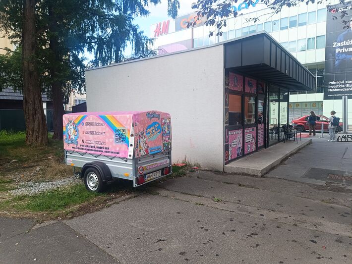 Stánok leží na frekventovanom mieste na Bulvári. 