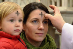 Popolcová streda: Deň pôstu, pokory aj starých povier