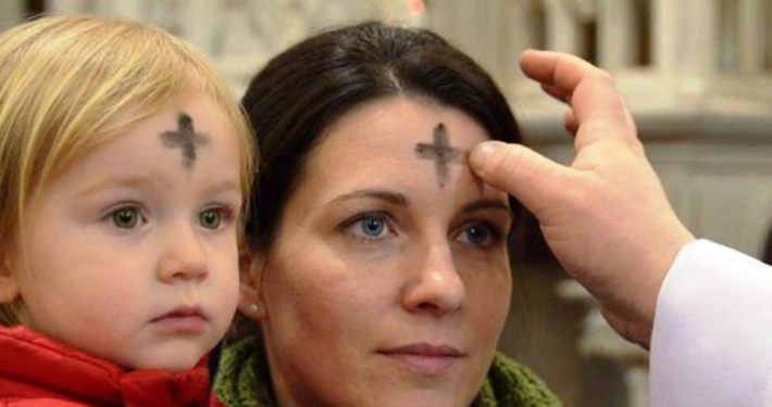 Popolcová streda: Deň pôstu, pokory aj starých povier