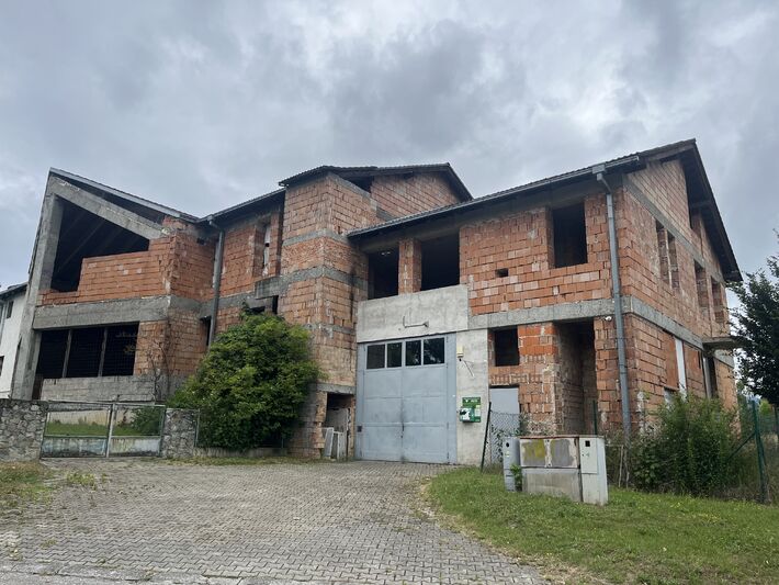 Pohľad na budovu zo zadnej strany, v tejto časti je hasičská zbrojnica.
