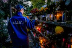 Hasiči upozorňujú na zvýšené riziko požiarov počas Dušičiek. Na cintorínoch treba byť opatrný