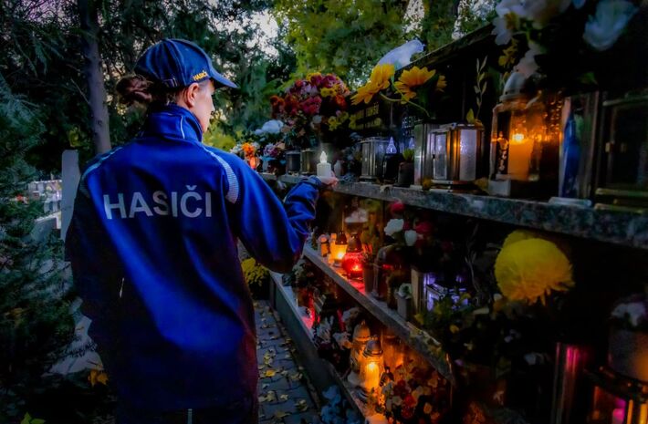 Hasiči upozorňujú na zvýšené riziko požiarov počas Dušičiek. Na cintorínoch treba byť opatrný