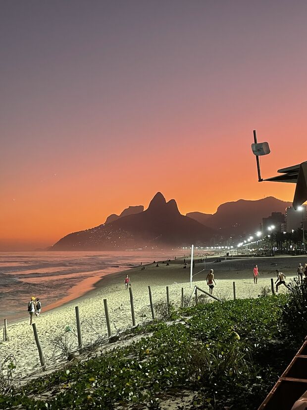 Západ slnka na pláži Ipanema v Rio De Janeiro.