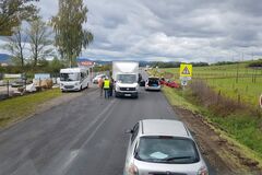 Pri Varíne sa zrazili štyri autá, zasahujú hasiči