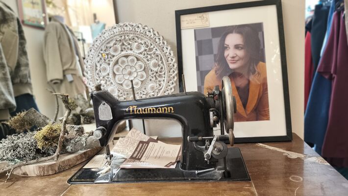 Šijací stroj po prababke zdobí priestory ateléru a nesie silné posolstvo. 