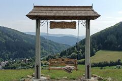 Na Drotárskej ceste upravili priepust aj okraj vozovky, pribudnúť má vyhliadková hojdačka