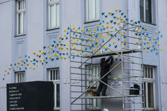 Holubice pre Ukrajinu inštalovali na fasádu Považskej galérie 