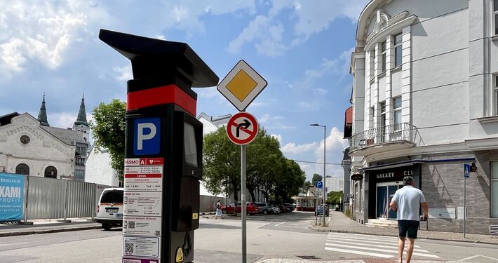 Žilinskí poslanci rozhodli: Vybrané parkomaty budú doplnené o možnosť platby hotovosťou
