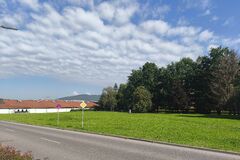 Zo zanedbanej plochy pri Lidli na Bajzovej má počas leta začať vznikať nový park