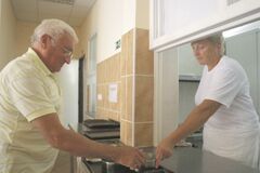 Utrápenej dôchodkyni nevie mesto zabezpečiť dovoz stravy