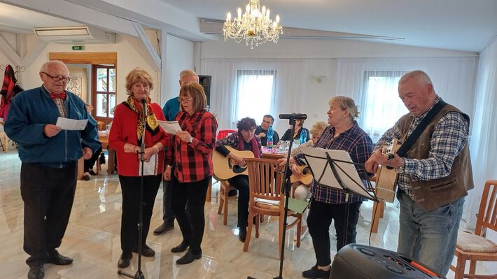 Domáci súbor RAJO-band pod vedením Petra Ormisa zahral a zaspieval folkové piesne.