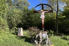 V lese nad Nededzou sa ukrýva krížová cesta. Vedie ku kaplnke so silným príbehom